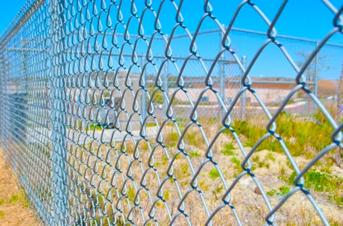 Tata Wiron Wires Fencing Chain Link Net For Fencing Mesh D Fence Wire Height 6 Feet Bundle Length: 50 Feet Diameter: 2.6 MM Size 3''X3'' Inches Ideal For Fencing(12 Gauge Wire)