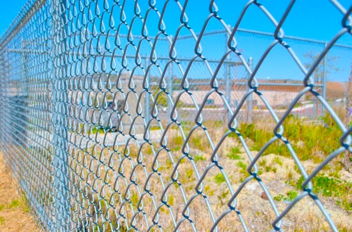 Tata Wiron Wires Fencing Chain Link Net For Fencing Mesh D Fence Wire Height 6 Feet Bundle Length: 50 Feet Diameter: 2.6 MM Size 3''X3'' Inches Ideal For Fencing(12 Gauge Wire)